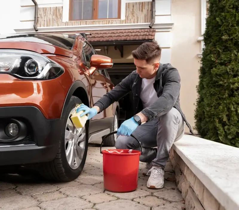 Lavage auto à domicile Saint-Germain-des-Fossés : professionnel intervenant sur un véhicule